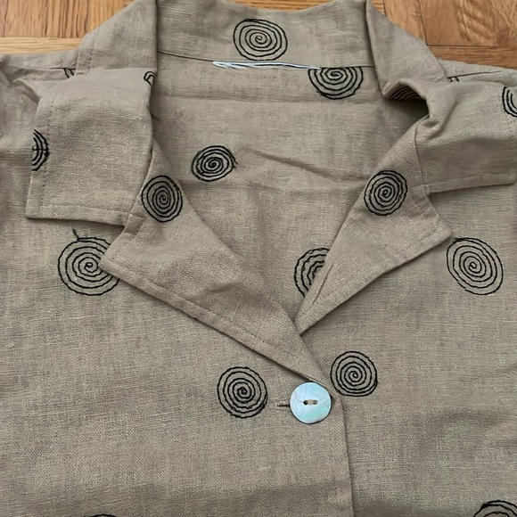 Button down shirt spiral design - Picture 2 of 3